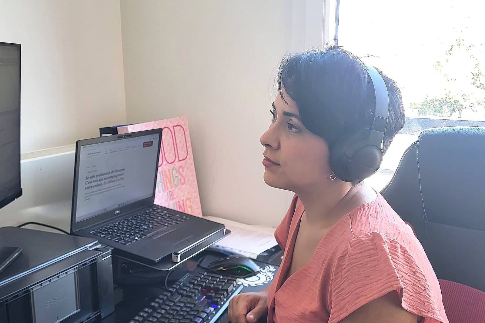 Rim, professeure de français, relit une copie d’élève depuis son bureau